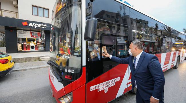 Buca Belediyesi iftarda yolda kalanların yanında 