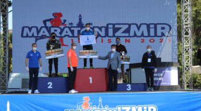 Maratonİzmir’de şampiyonlara geri dönüşümlü kupa