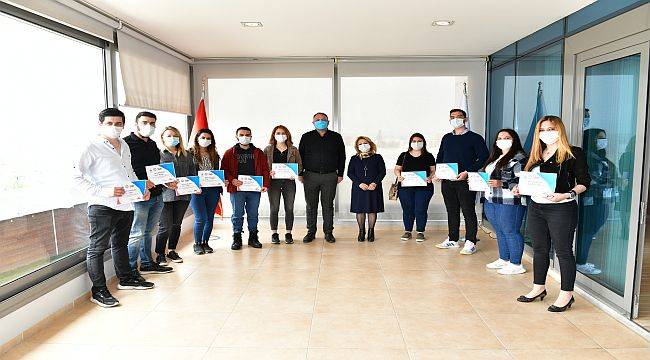 Çiğli'de Eczacılık Eğitimini Tamamlayan 75 Kursiyer Sertifikasını Aldı