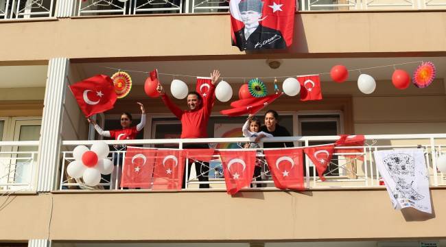 Gaziemir’in balkonlarında bayram coşkusu