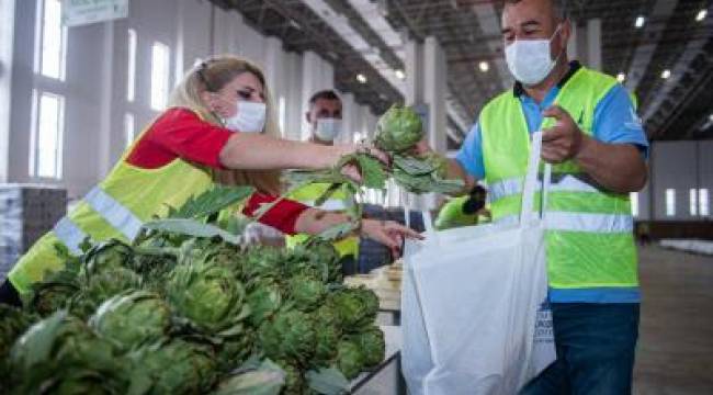 İzmir Büyükşehir Belediyesi hem üreticiye hem dar gelirli ailelere destek oluyor