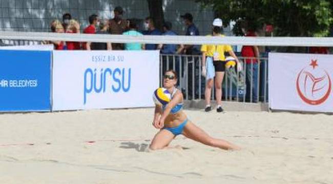 İzmir’de plaj voleybolu heyecanı başladı