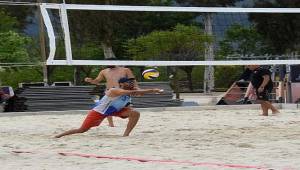 İzmir’de plaj voleybolu zamanı