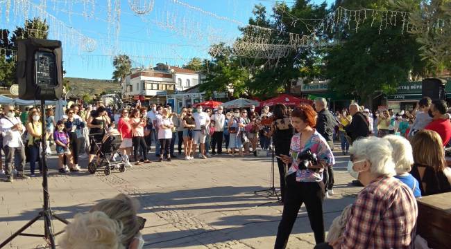 Nazım Hikmet Foçada Şarkılar Ve Şiirleriyle Anıldı