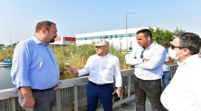 Başkan Gümrükçü Koku Sorunu için Sahaya İndi