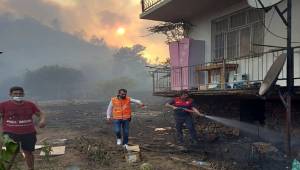 Büyükşehir İtfaiyesi Marmaris'te Ateşle Mücadele Ediyor 