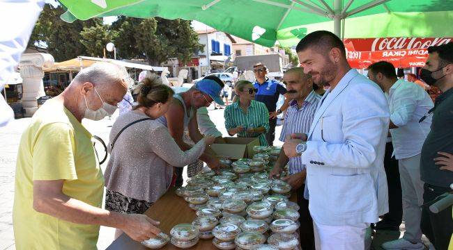 Foça Belediyesinden Aşure İkramı