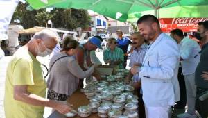 Foça Belediyesinden Aşure İkramı