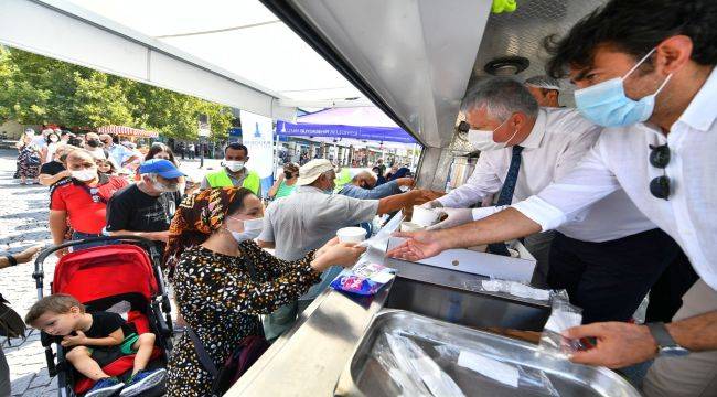  İzmir Büyükşehir Belediyesi 3 bin kişilik aşure dağıttı