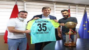 Karşıyakalı Şampiyonlar Kupayı Başkan Tugay'a Götürdü