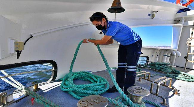 İzmir Körfezi'ndeki İlk Kadın Güverte Görevlisi