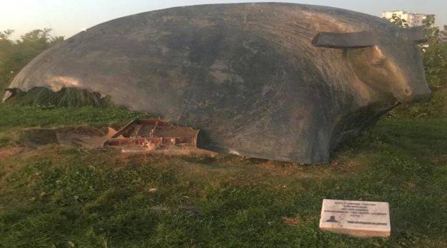 İzmir'de Üç Heykele Saldırı