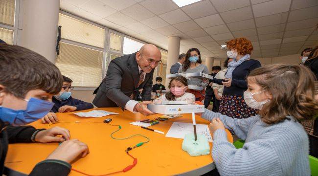 Başkan Soyer’den Çocuklara Yeni Yıl Sürprizi