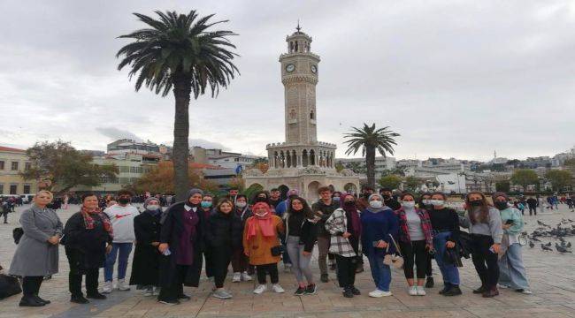 İzmir Büyükşehir Belediyesi “Gençlere Kucak Açıyor” 