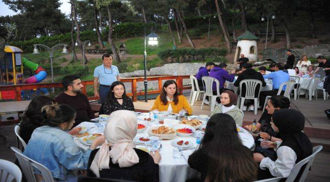 Başkan Çalkaya Üniversiteli Gençlerle iftarda buluştu