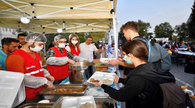 Ege'de Kızılay işbirliği ile iftar düzenlendi