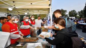 Ege'de Kızılay işbirliği ile iftar düzenlendi