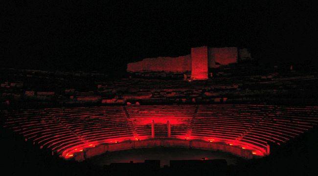Milet Antik Kenti kırmızıya boyandı