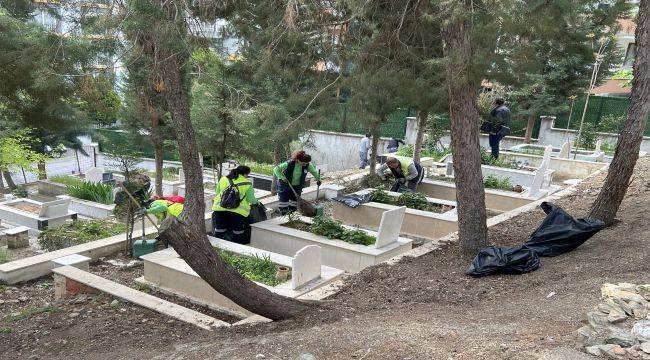 Narlıdere'de mezarlıklar özenle temizleniyor