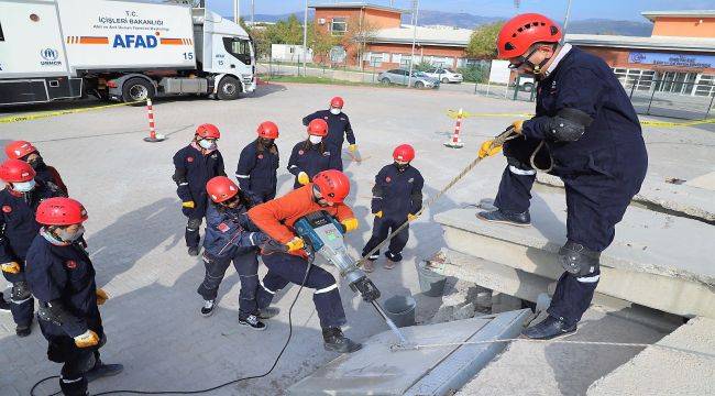 Ödemiş Arama Kurtarma ekibi eğitimde