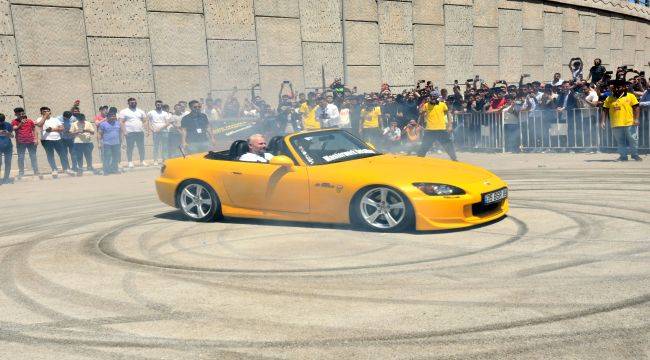 Pehlivan gençlerle birlikte drift attı