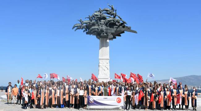 İzmir Demokrasi Üniversitesi’nden “Demokrasi Yürüyüşü”