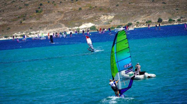 Alaçatı’da Dünya Surf Şampiyonası heyecanı büyük bir coşkuyla devam ediyor