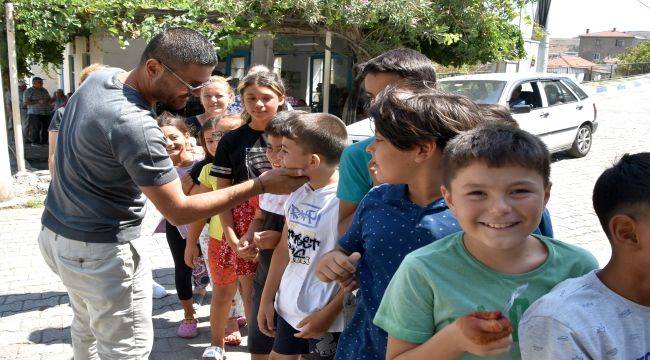 Foça belediyesi aşure dağıttı