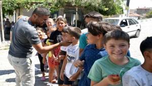 Foça belediyesi aşure dağıttı