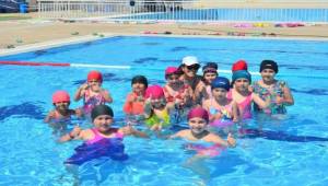 Yunusemre'de bin çocuk yüzme öğrendi