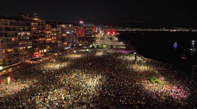 Yüzbinlerce İzmirli meydanlara sığmadı