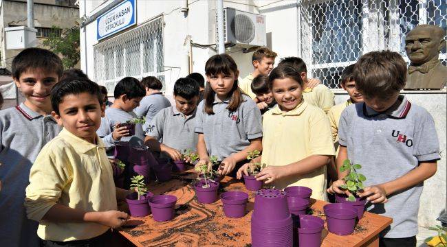 Bornovalı minikler toprakla buluştu