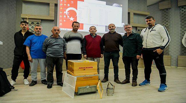 Bornova Belediyesi’nden depremzedelere arıcılık kursuyla terapi