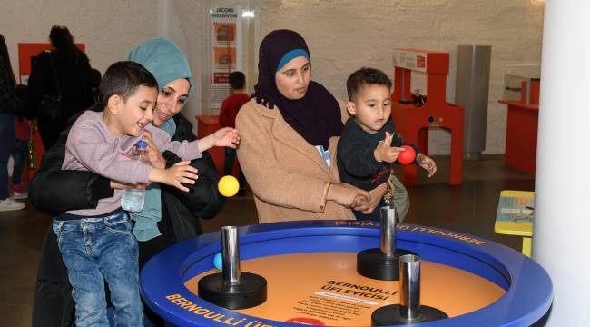 Deprem bölgesinden gelen çocuklar Karabağlar'da