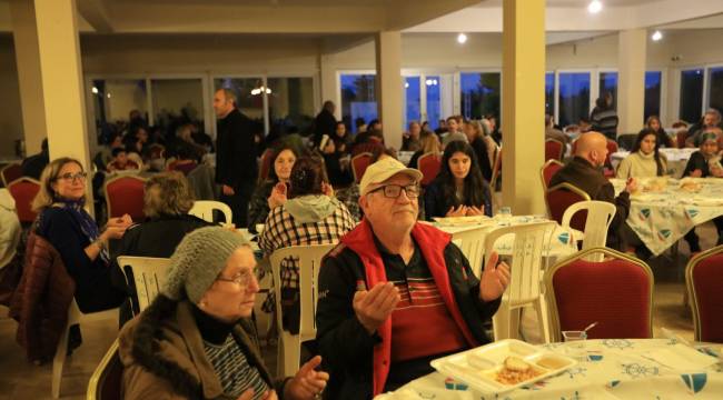 Güzelbahçe Belediyesi Konteyner Kentte İftar Yemeğine Başladı