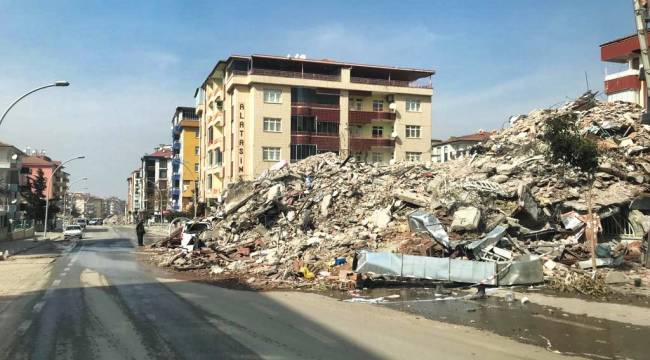 Malatya’da depremzedeleri ziyaretinde