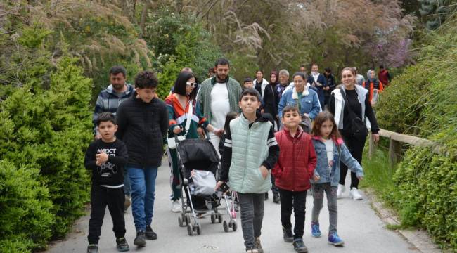 Başkan Tekin depremzede çocukların yüzünü güldürdü