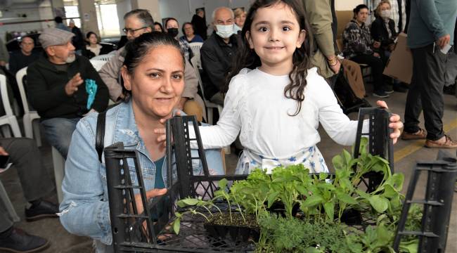 Bornova’da vatandaşa 400 bin fide