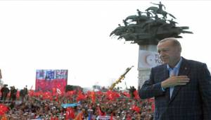 İzmir'de coşkulu miting