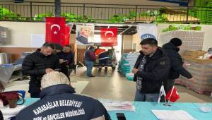 Üreticilere Karabağlar Belediyesi’nden gübre ve bordo bulamacı 