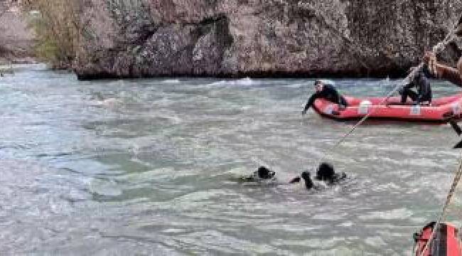 İzmir’den giden dalgıçlar Munzur Çayı’nda kaybolan 3 kişiyi arıyor