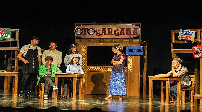 Gaziemirli gençler “Otogargara” oyunuyla sahnede
