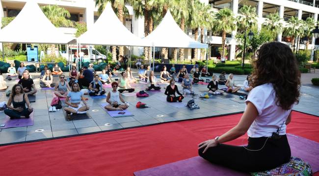 Karşıyaka'da en uzun güne yoga ile başladılar