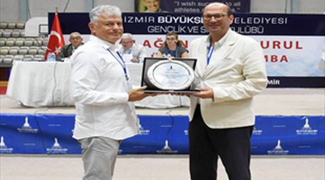 İzmir Büyükşehir Belediyesi Gençlik ve Spor Kulübü'nde bayrak değişimi