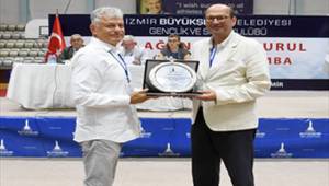 İzmir Büyükşehir Belediyesi Gençlik ve Spor Kulübü'nde bayrak değişimi