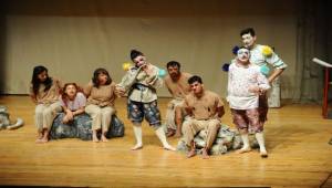 Karşıyaka Belediye Tiyatrosu “Vahşi Komedi” İle Perde Açtı