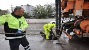 İzmir’de Yağmur Alarmı: Büyükşehir Belediyesi Bin 500 Personel İle Sahada