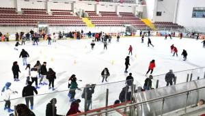 İzmirli kadınlar 2 Ocak’ta buz pistinde