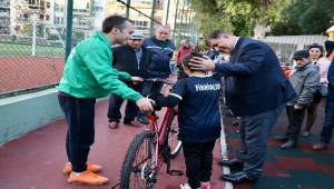 Karşıyaka’da Çocuklar Hayallerindeki Bisikletlere Kavuştu