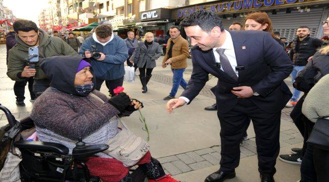 Bayraklı CHP adayından çiçek